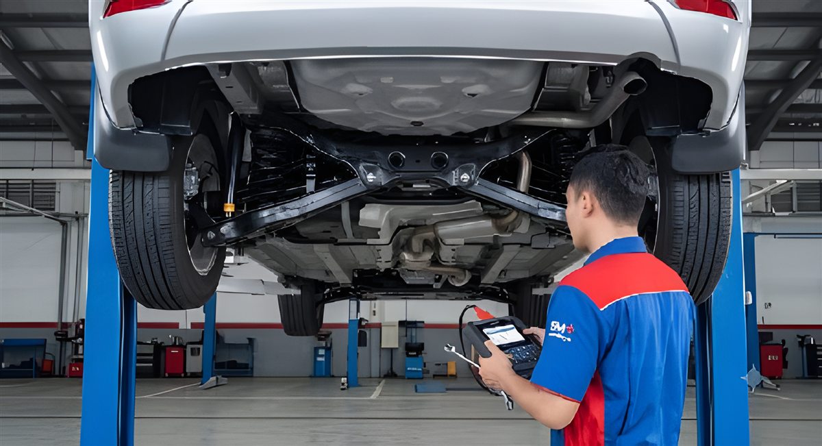 Teknisi SM+ memeriksa kaki-kaki mobil